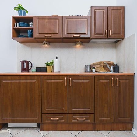 2 Bedroom Apartment Next To The Main Railway Station - By Upstairs Cracovie Extérieur photo