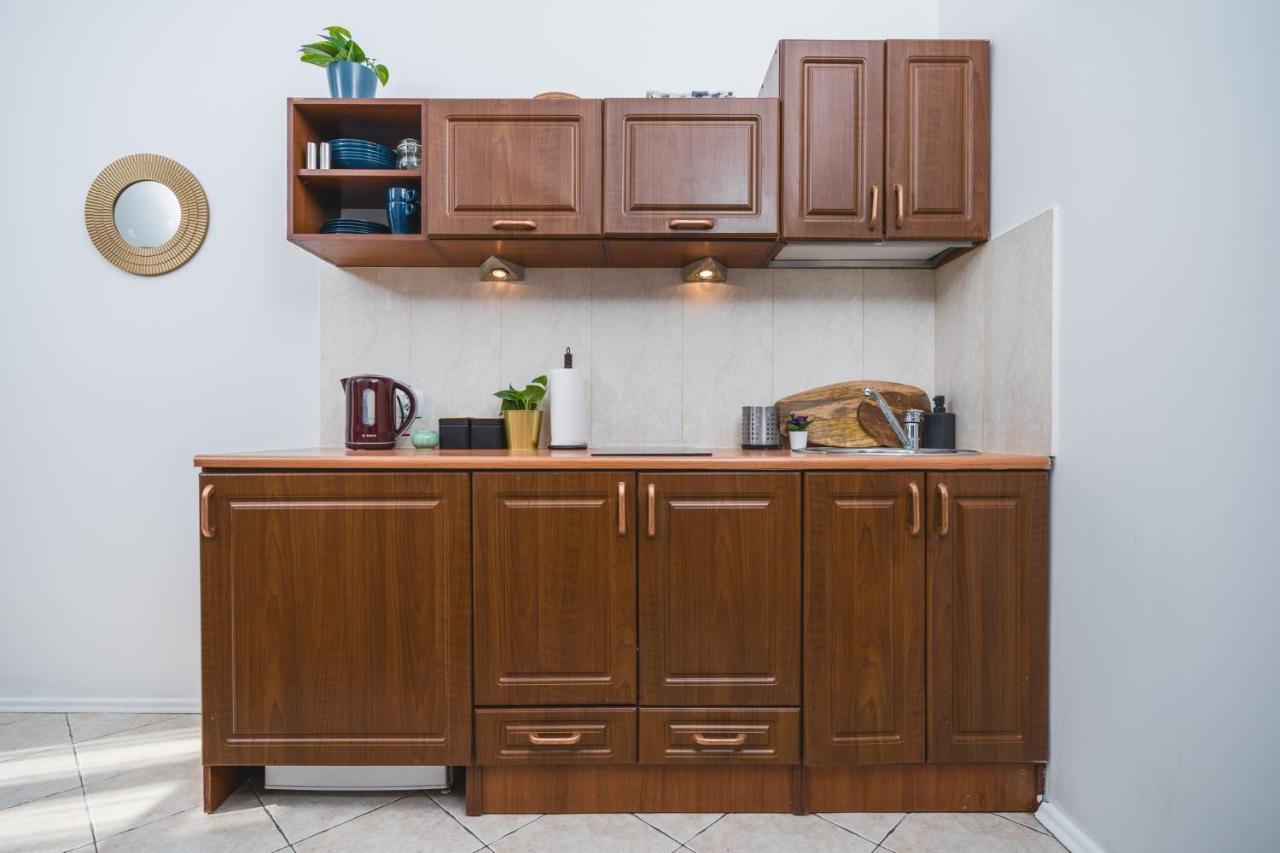 2 Bedroom Apartment Next To The Main Railway Station - By Upstairs Cracovie Extérieur photo