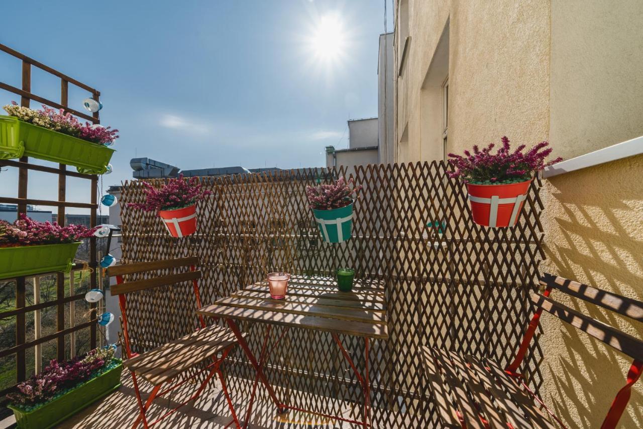 2 Bedroom Apartment Next To The Main Railway Station - By Upstairs Cracovie Extérieur photo