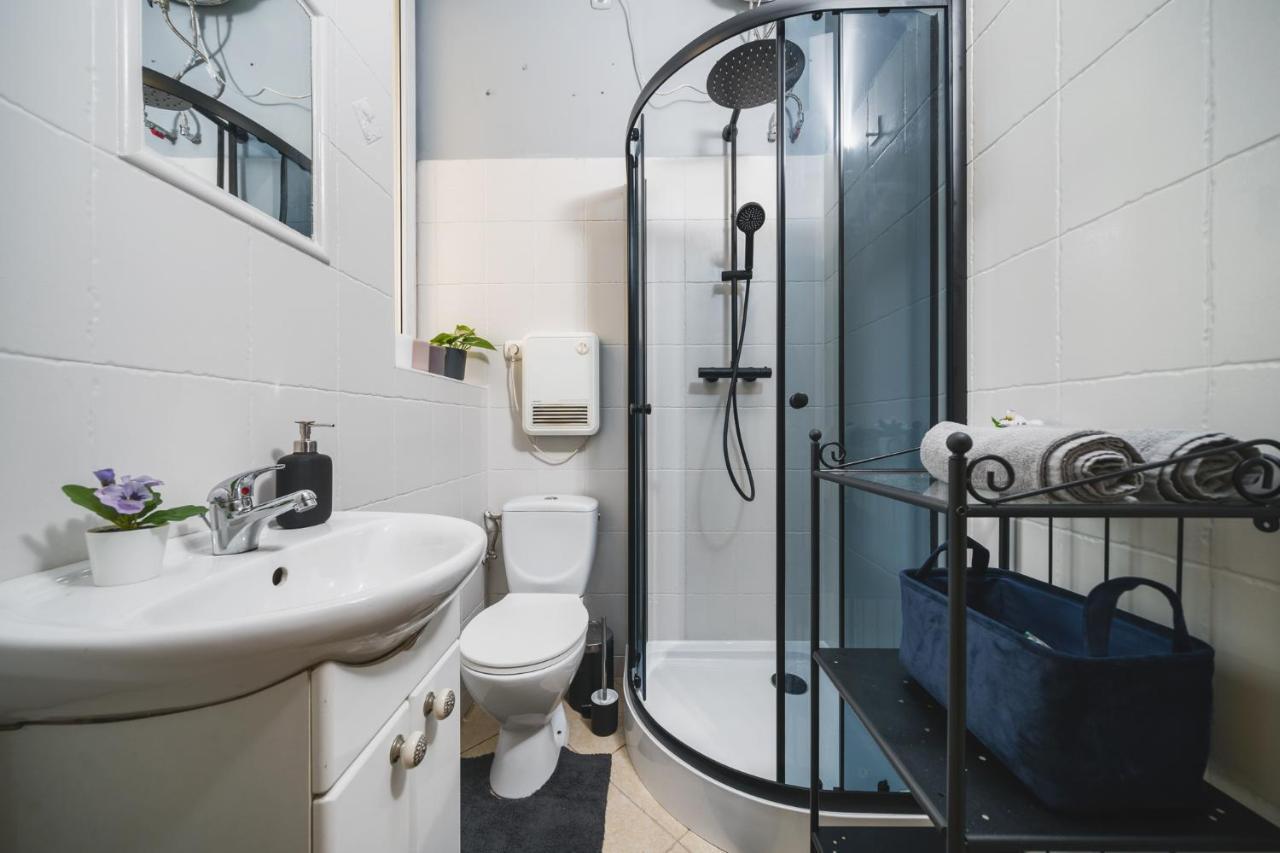 2 Bedroom Apartment Next To The Main Railway Station - By Upstairs Cracovie Extérieur photo